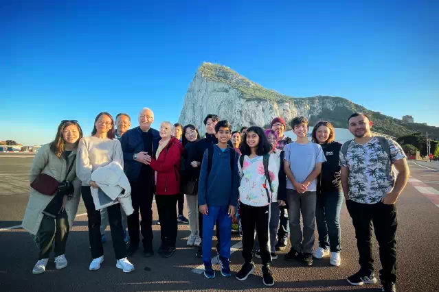Excursion a gibraltar desde sevilla Cruza el estrecho de Gibraltar y adentrate en una aventura en este pequeno territorio del Reino Unido. Conoce a los famosos macacos que habitan el penon