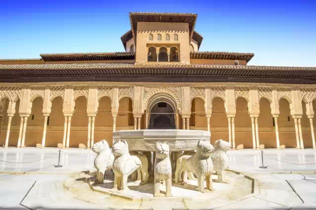 Excursion a granada y la alhambra desde sevilla Visita la ciudad de Granada y disfruta de sus barrios emblematicos de su gastronomia y hogar de la famosa Alhambra de Granada con sus jardines interiores