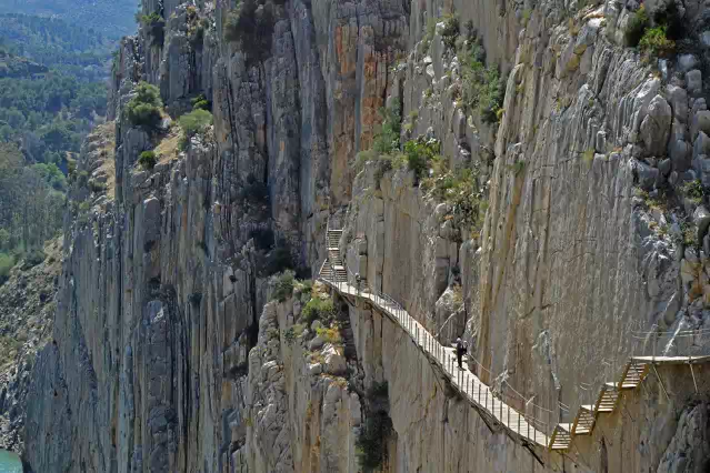 Excursion privada a caminito del rey desde sevilla Vive una aventura con la ruta de senderismo de Caminito del Rey en Malaga. Disfruta de las maravillosas vistas y de una experiencia unica y desafiante