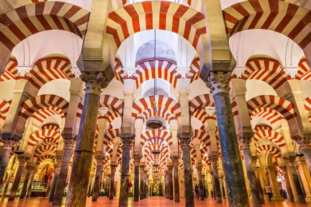 Excursion privada a cordoba desde sevilla Descubre la antigua capital de la provincia Betica.Conoce las principales atracciones turisticas de la ciudad ademas de disfrutar de la belleza de sus calles