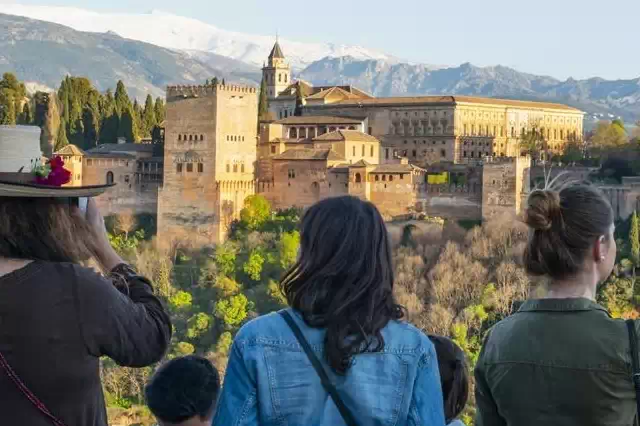Excursion privada a granada desde sevilla Descubre los Tesoros de la Alhambra y los Barrios Nazaries. Explora el interior de la Alhambra y sus bellos jardines en un tour privado