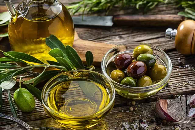 Excursion privada oleoturismo en sevilla Adentrese en una autentica almazara con esta visita privada y enamorese del mundo del aceite de oliva. Experimenta el Oleoturismo con los 5 Sentidos