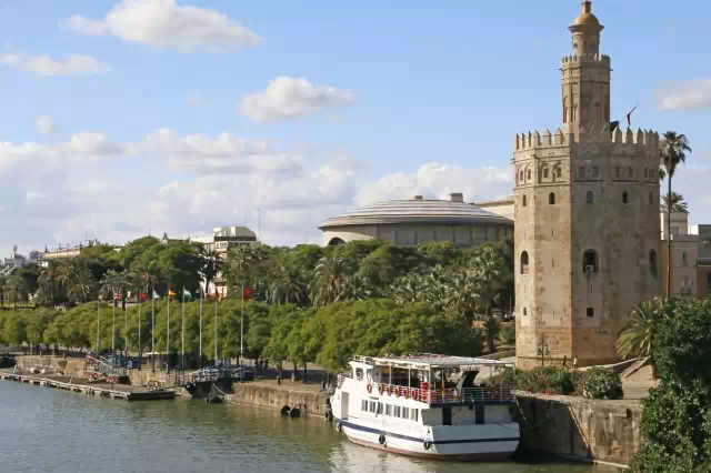 Paseo en barco sevilla Un crucero por el Guadalquivir de Sevilla es una experiencia encantadora para disfrutar de la belleza de esta hermosa ciudad desde una perspectiva unica