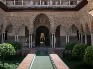 Visita Privada al Real Alcázar: Un Recorrido Histórico