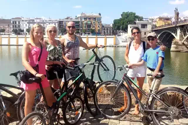 Visitar sevilla en bicicleta Explora Sevilla a tu Propio Ritmo Flexibilidad y Libertad en tu Paseo en Bicicleta